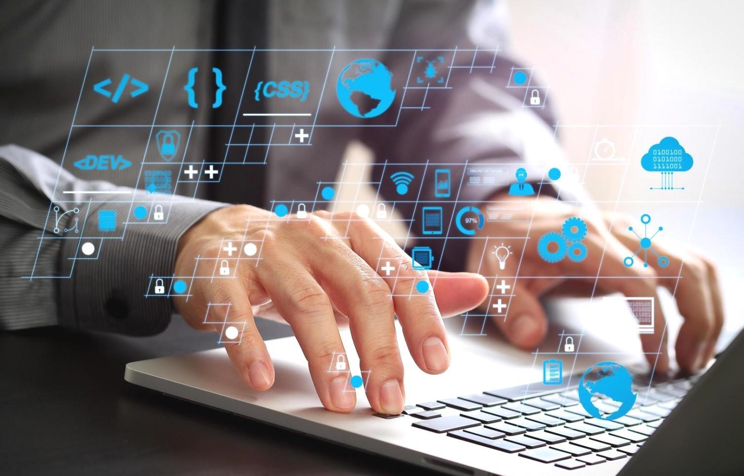 Estudiante aprendiendo sobre inteligencia artificial en retail mediante plataforma educativa